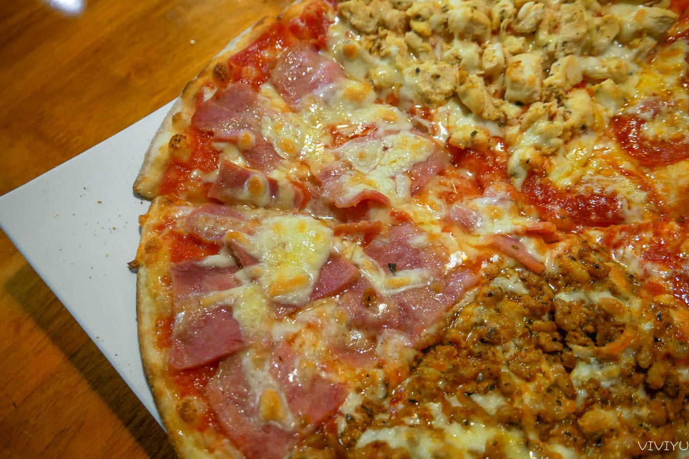 [桃園美食]Pizza Rock搖滾披薩|中山東路上平價義式披薩‧料超多的薄皮披薩‧多人聚會場所 @VIVIYU小世界