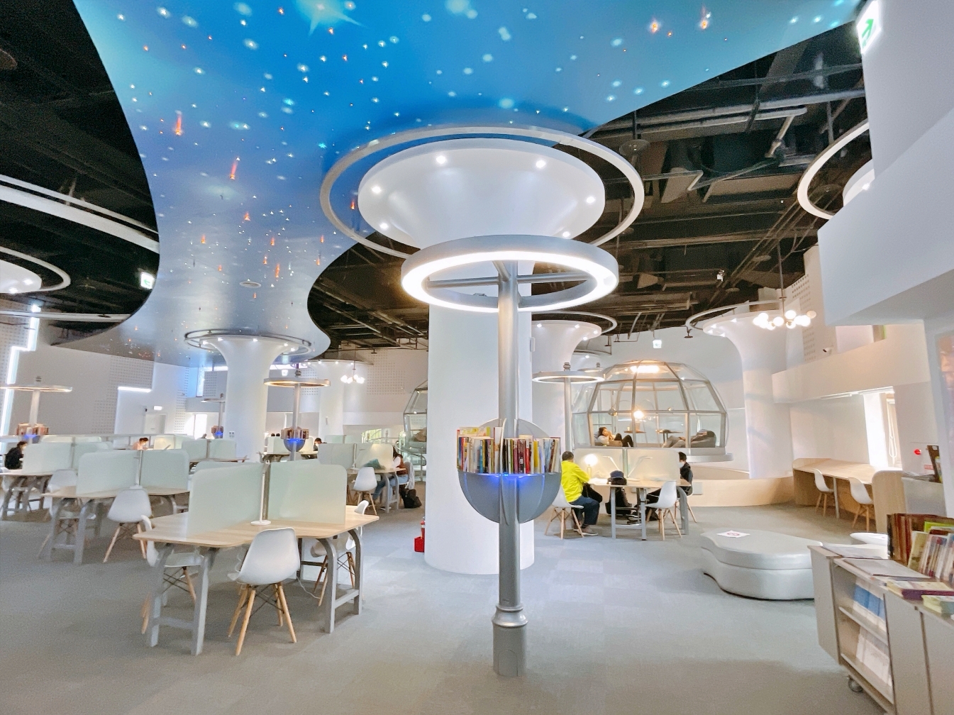 [林口景點]東勢閱覽室|新北市最美圖書館~走入銀河系透明玻璃艙．超美IG打卡熱點 @VIVIYU小世界