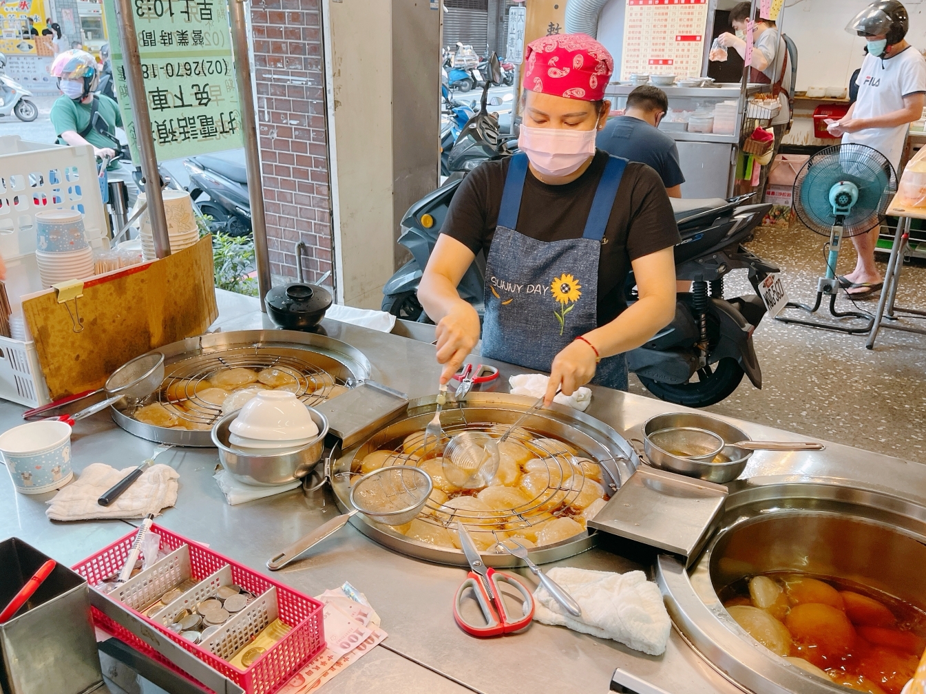 延伸閱讀：[鶯歌美食]彰鶯肉圓|在地經營五十年的老店~僅賣肉圓和四神湯．購買人潮沒停過!