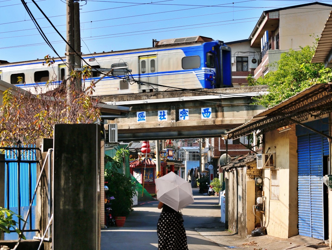 [台中景點]祕密巷弄裡的鐵道天橋老社區~就像走在日本街道裡IG火紅鐵道迷景點．祕境拍照 @VIVIYU小世界