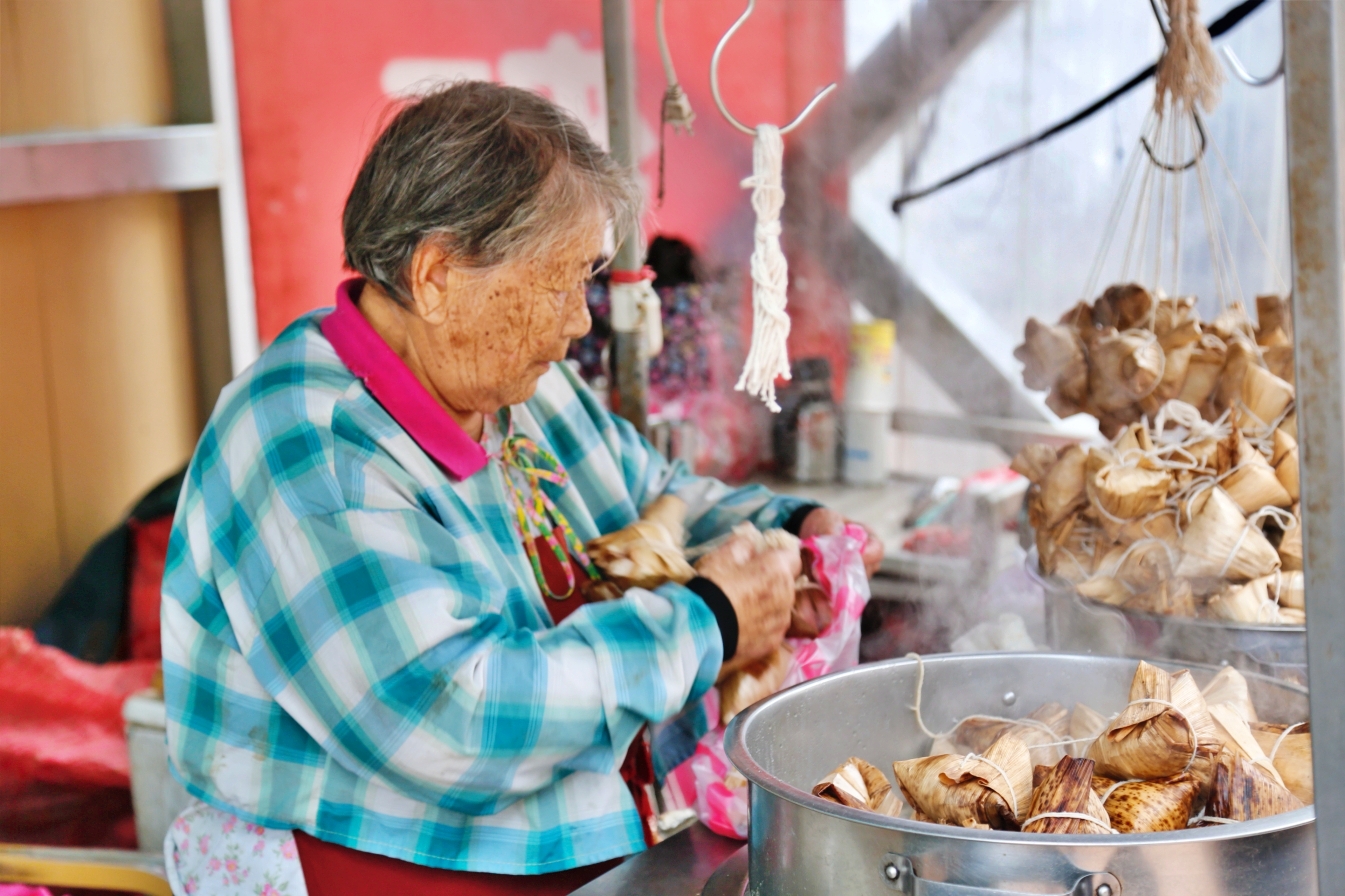 [新北美食]林蜂肉粽|北海岸旅遊十八王公必買95歲高齡的林蜂阿嬤的肉粽攤．古錐平價小肉粽 @VIVIYU小世界