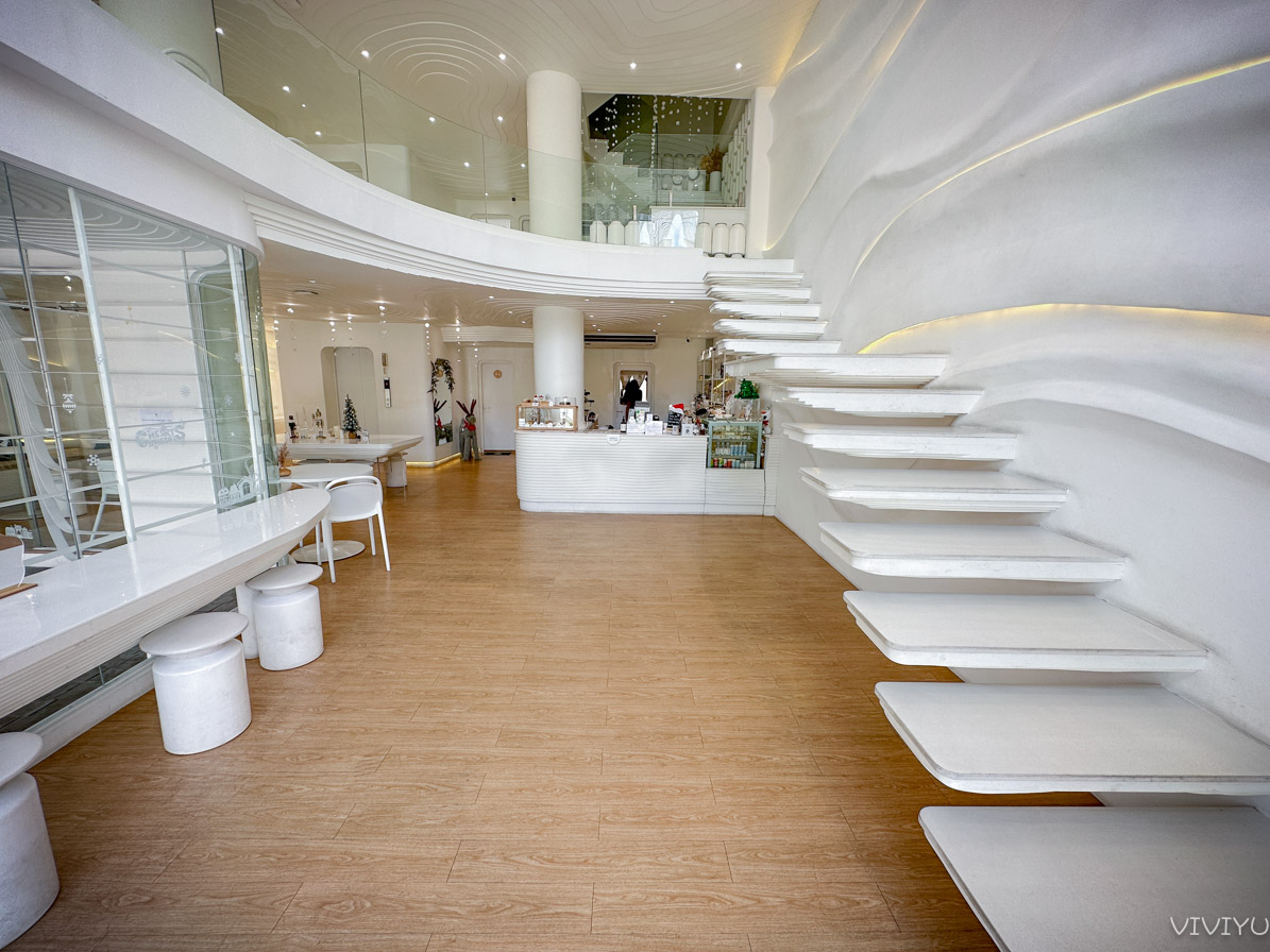 [曼谷美食]Flat+White Cafe-仙氣飄飄純白的懸掛式階梯~超夢幻好拍照咖啡廳．充滿少女心的好拍場景 @VIVIYU小世界