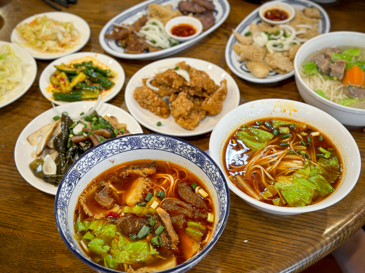 延伸閱讀：[屏東美食]台灣牛牛肉麵(恆春車城店)/四學士姐妹牛肉麵-往墾丁大街必經休息站~就像是小型美食街．現打果汁也喝得到!