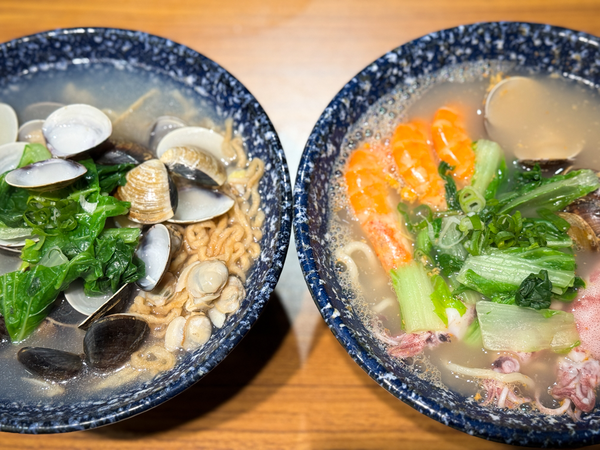 延伸閱讀：[中壢美食]菜麵神海鮮麵專賣|自助飲料吧、冰品吃到飽~內用外帶皆可免費續麵乙次．限量大吃一斤蛤蠣!