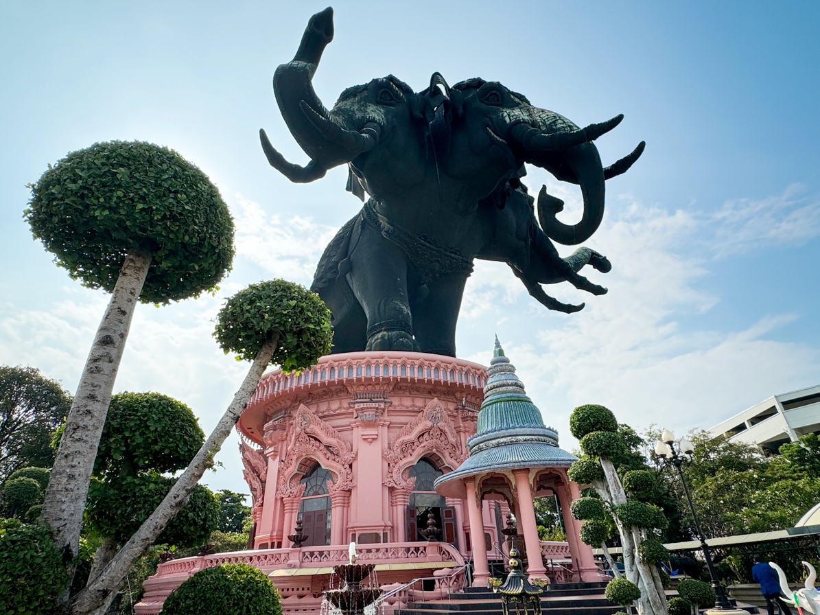 延伸閱讀：[曼谷景點]三頭象神博物館/The Erawan Museum|詳細交通資訊、省錢門票這樣買~夢幻粉紅場景．彩繪玻璃超宏偉