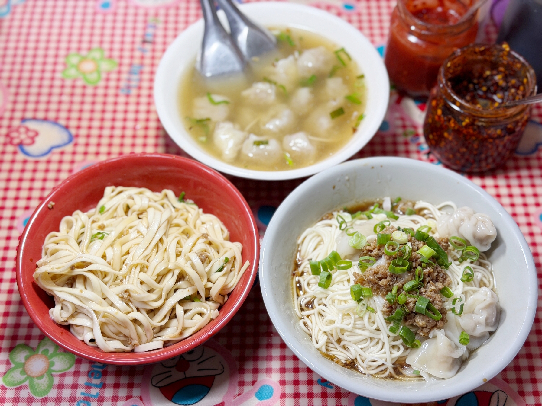 網站近期文章：[中壢美食]阿婆乾麵餛飩湯|忠貞市場四十年無招牌老店．一碗乾麵吃進在地人的日常．銅板價享受傳承好滋味