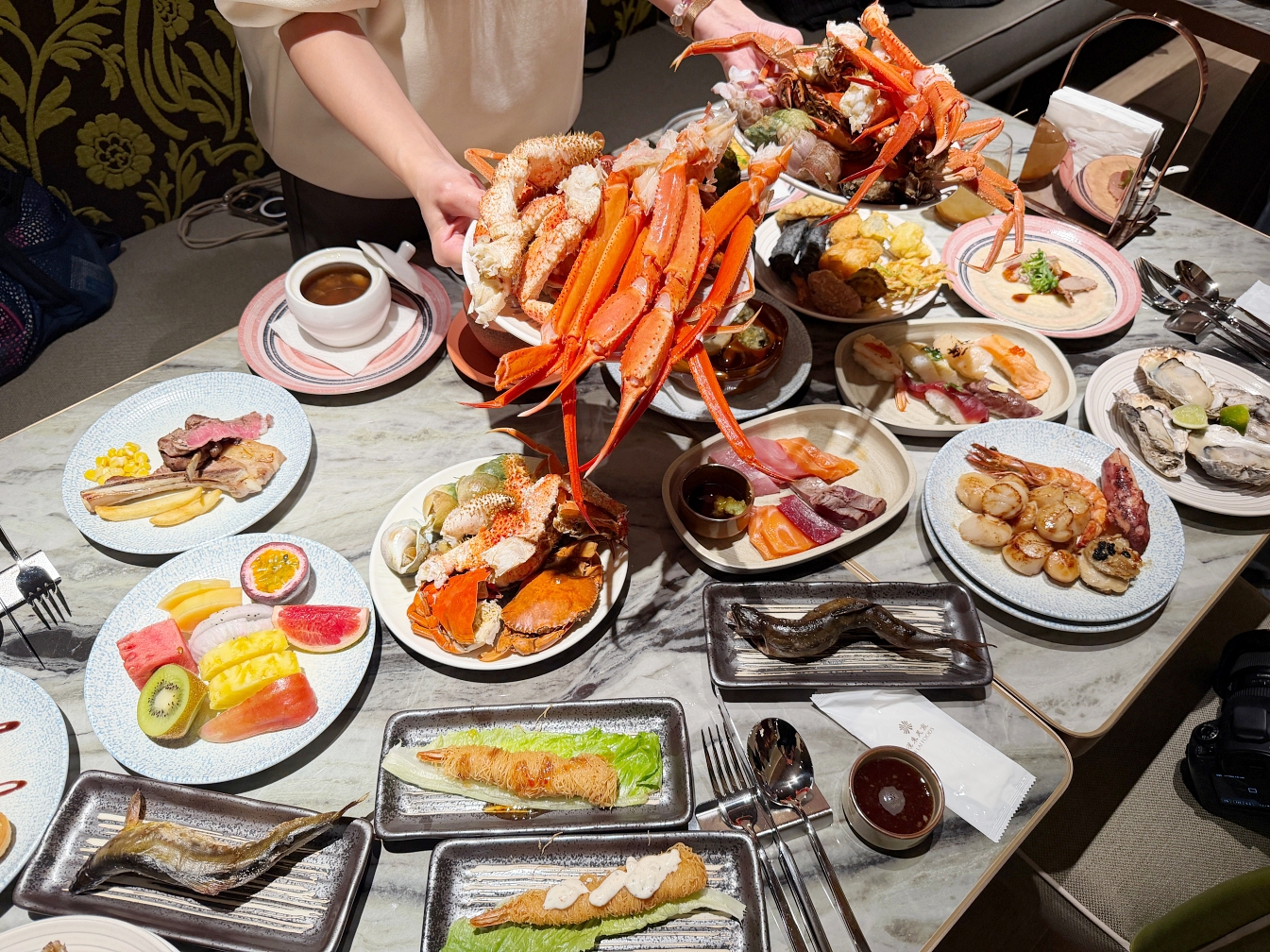 網站近期文章：[蘆竹美食]島語台茂店|漢來島語自助餐廳插旗台茂！雪場蟹、生蠔無限吃、餐檯特色餐、精釀啤酒、調酒~訂位方式、完整價位、如何吃的划算與交通方式全收錄!