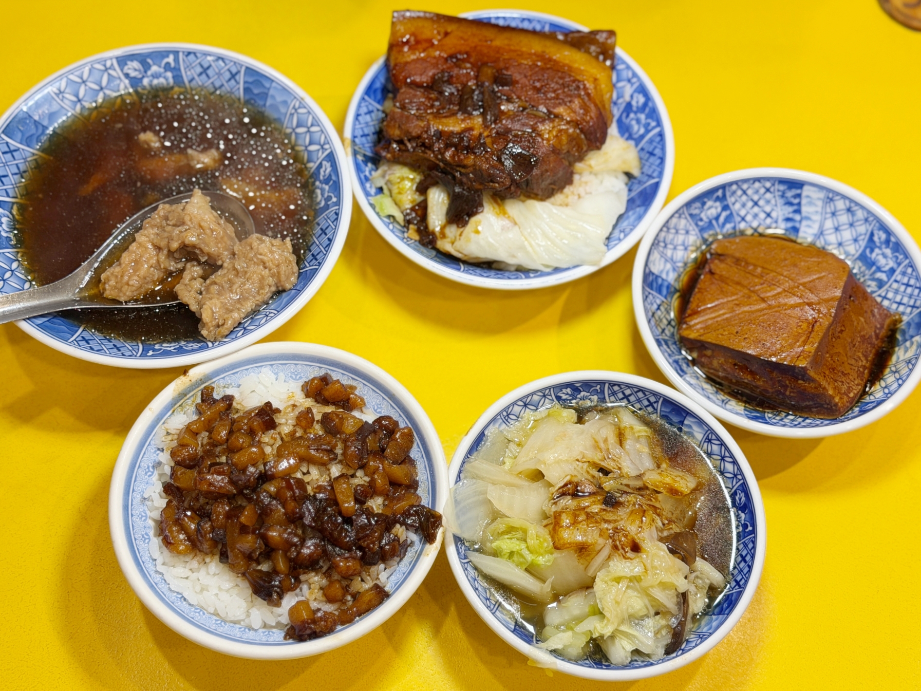 網站近期文章：[台北萬華]小王煮瓜|米其林必比登黑金滷肉飯~華西街半世紀的古早味傳承．必點黑金魯肉飯配瓜仔肉湯