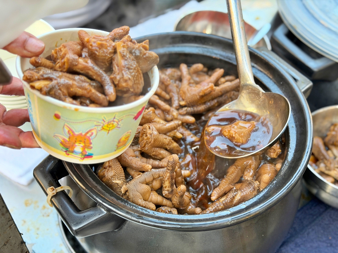 網站近期文章：[萬華美食]阿珍滷雞腳|在地人瘋搶的黑金膠質傳奇！每日限量2小時排隊必吃．晚來真的會撲空~廣州街夜市傳奇老攤！