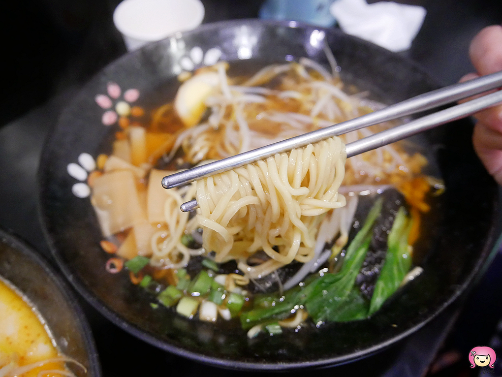 [桃園美食]虎子拉麵．在地老店|炸豬排比拳頭大的平價拉麵~吃的是青春與回憶