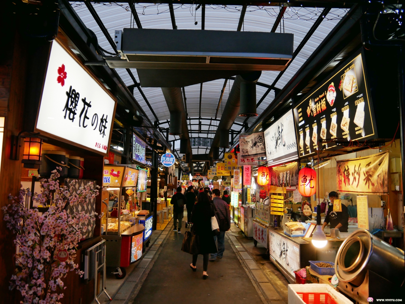 [新北市美食]樹林興仁花園夜市|備有汽機車停車場~雨天也能吃喝玩樂的最大夜市